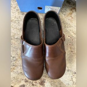 Dansko size 42 or 11 Pita Oiled Antique Brown Clogs. Dark Brown Leather.